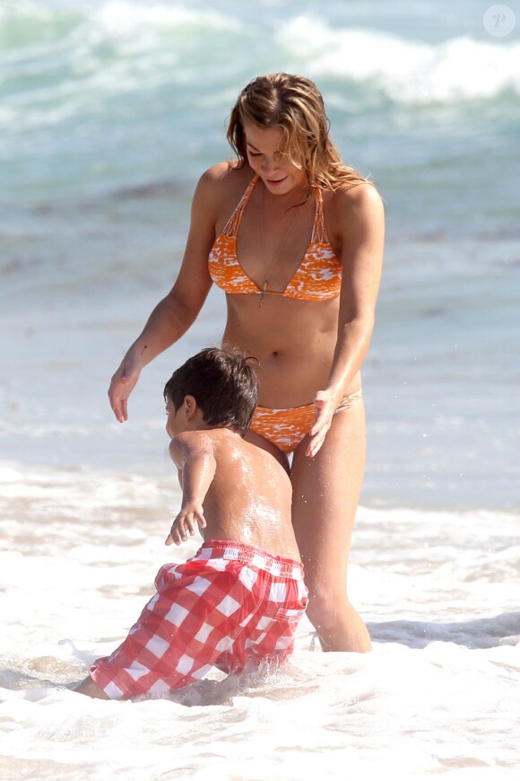LeAnn Rimes profite de quelques jours de détente au côté de son mari Eddie Cibrian et des fils de ce dernier. Ils ont tous les quatre célébrés en famille la Fête des pères et les 40 ans de l'acteur. Photo prise non loin de Los Angeles, le 18 juin 2013.