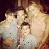 LeAnn Rimes a posté sur son compte Twitter des photos de ses moments de détente à la plage avec son mari Eddie Cibrian et les enfants de ce dernier. Photo prise près de Los Angeles. Juin 2013.