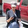 Halle Berry, enceinte, déjeune avec une amie au restaurant "Chin Chin" dans le quartier de West Hollywood à Los Angeles, le 18 juin 2013.