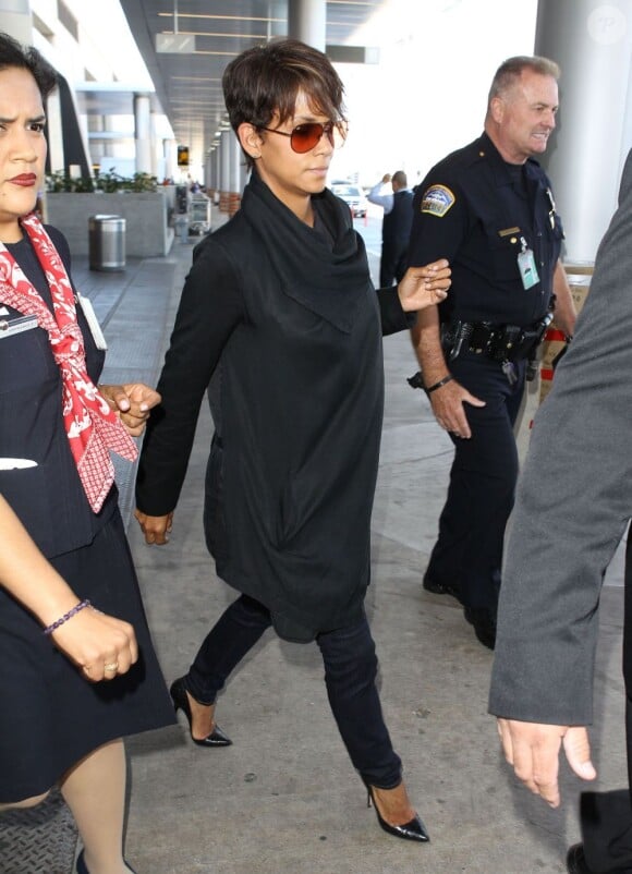 Halle Berry, enceinte, arrive à l'aéroport de Los Angeles en provenance de Paris, le 17 Juin 2013.
