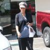 Halle Berry, enceinte, déjeune avec une amie au restaurant "Chin Chin" dans le quartier de West Hollywood à Los Angeles, le 18 juin 2013.