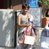 L'actrice Halle Berry, enceinte, à la sortie d'une réunion parents/professeurs à l'école de sa fille Nahla à Los Angeles, le 20 Juin 2013. Elle en ressort avec des oeuvres de sa fille. Le 20 juin 2013 à Los Angeles.