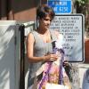Halle Berry, enceinte, à la sortie d'une réunion parents/professeurs à l'école de sa fille Nahla à Los Angeles, le 20 Juin 2013. Elle en ressort avec des oeuvres de sa fille. Le 20 juin 2013 à Los Angeles.