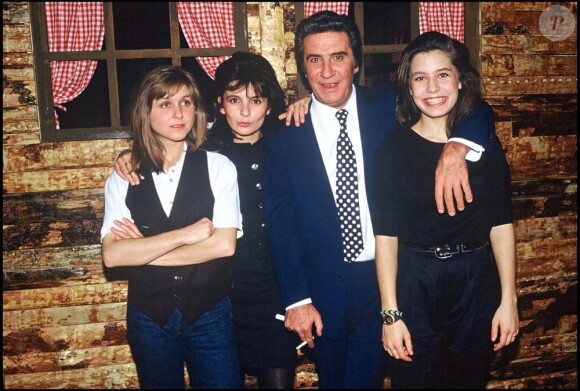 Gilbert Bécaud et trois de ses filles, Anne, Jennifer, Emily, en 1990.