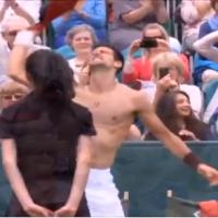 Novak Djokovic: Strip-tease, concours de muscles et imitation de Maria Sharapova