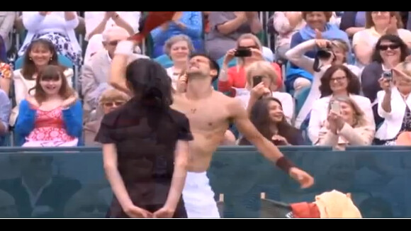 Novak Djokovic: Strip-tease, concours de muscles et imitation de Maria Sharapova