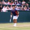 Novak Djokovic imite Maria Sharapova sous les yeux de Grigor Dimitrov, qui lui aussi s'était lancé dans une imitation de la joueuse qui partage sa vie, le 20 juin 2013 au tournoi de The Boodle à Londres
