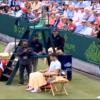 Grigor Dimitrov imite sa compagne Maria Sharapova, le 20 juin 2013 au tournoi de The Boodle à Londres, sous les yeux de Novak Djokovic