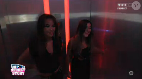 Anaïs et Tara bloquées dans l'ascenseur en panne découvrent des images de l'une et de l'autre dans l'hebdo de Secret Story 7 sur TF1 le vendredi 21 juin 2013