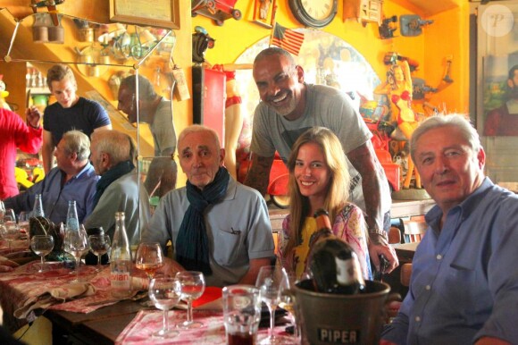 Christian Audigier et sa compagne Nathalie Sorensen ont retrouvé Charles Aznavour à Saint-Rémy-de-Provence au Bistrot de Marie le 17 juin 2013