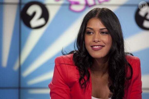 Ayem Nour sur le plateau de l'émission Le Mag des Anges de la Télé réalité, le 1er mars 2013.