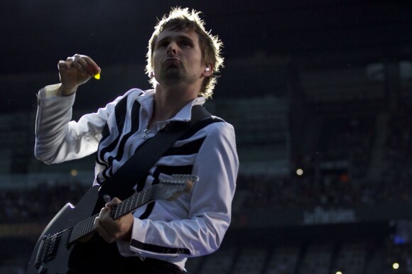 Matthew Bellamy pendant le concert de son groupe Muse au Stade de France le 21 juin 2013.