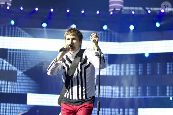 Matthew Bellamy assure le show pendant le concert de Muse au Stade de France le 21 juin 2013.