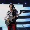 Matthew Bellamy en action pendant le concert de Muse au Stade de France le 21 juin 2013.