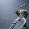 Matthew Bellamy face aux fans pendant le concert de Muse au Stade de France le 21 juin 2013.