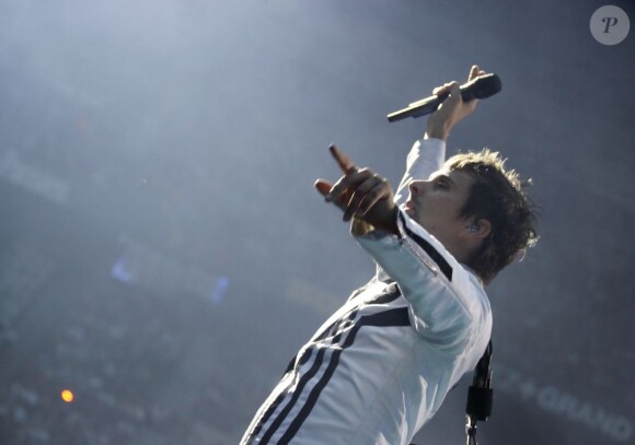 Matthew Bellamy face aux fans pendant le concert de Muse au Stade de France le 21 juin 2013.
