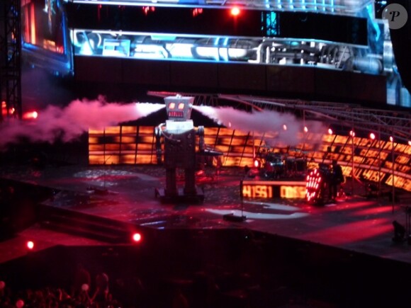 Un robot en fer blanc de 5 mètres de haut sur Unsustainable pendant le concert de Muse au Stade de France le 21 juin 2013.