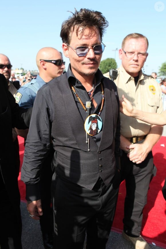 Johnny Depp a fait une visite surprise lors de la projection de Lone Ranger dans l'Oklahoma le 21 juin 2013, arrivant avec sa mère adoptive Comanche, LaDonna Harris