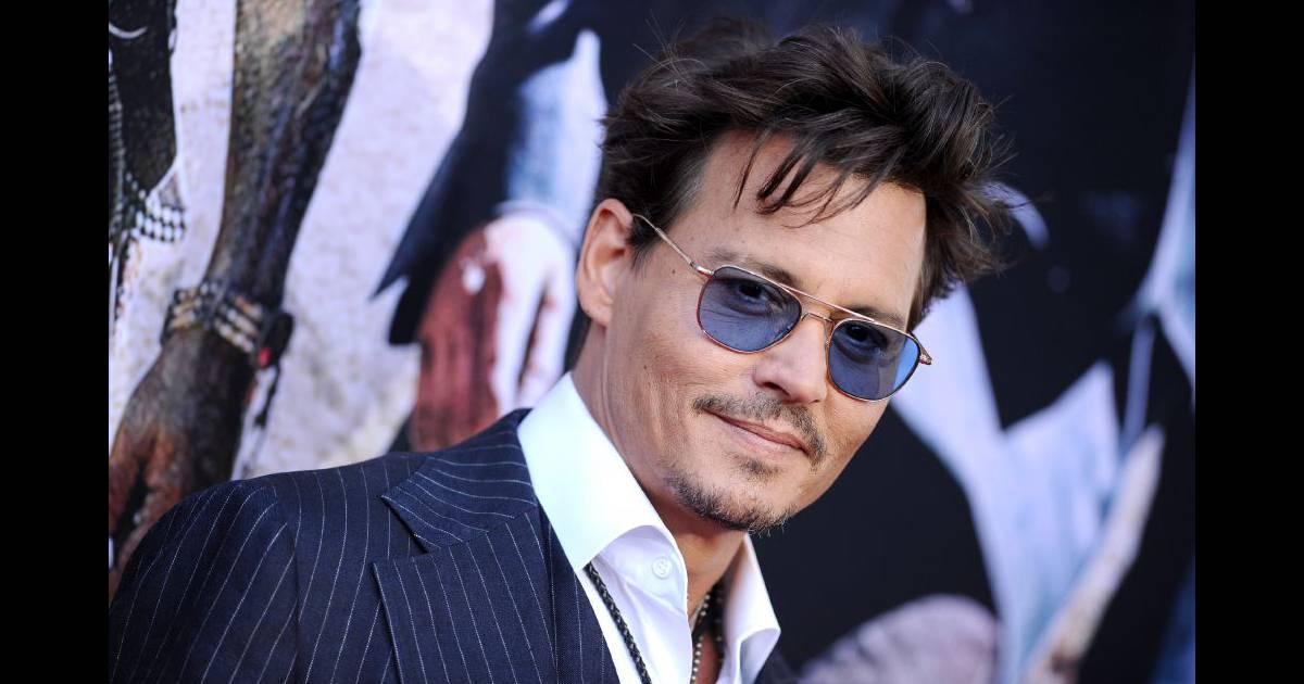 Johnny Depp, relooké les cheveux courts, provoque la folie pour Lone