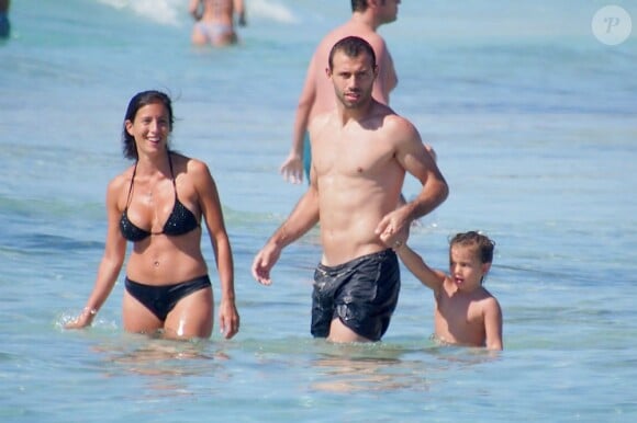 Le joueur du FC Barcelone Javier Mascherano en père attentionné sur l'île de Formentera en compagnie de sa belle Fernanda et de ses enfants Lola et Alma le 22 juin 2013