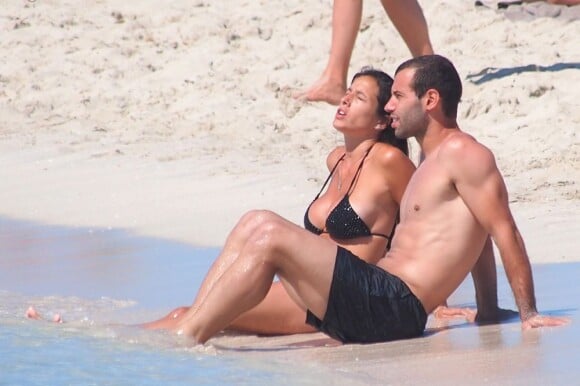 Le joueur du FC Barcelone Javier Mascherano en vancances sur l'île de Formentera en compagnie de sa belle Fernanda le 22 juin 2013