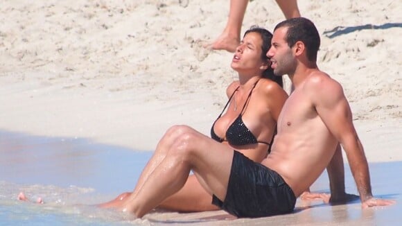 Javier Mascherano: Soleil et plage avec sa pulpeuse Fernanda et leurs fillettes