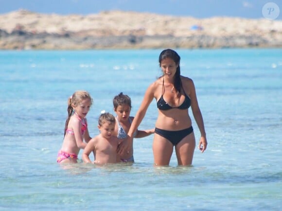 Fernanda, l'épouse de Javier Mascherano en vancances sur l'île de Formentera avec ses filles le 22 juin 2013