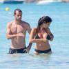 Javier Mascherano couve des yeux sa pulpeuse épouse Fernanda sur l'île de Formentera le 22 juin 2013