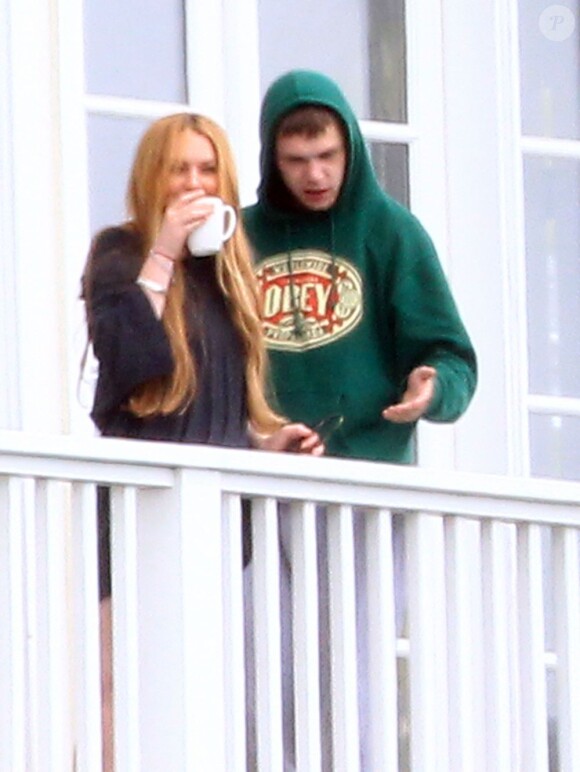 Semi-exclusif - L'actrice Lindsay Lohan, le 14 juin 2013, au balcon du centre de désintoxication Cliffside de Malibu. L'actrice peut y fumer et elle s'est même fait des amis. Elle était auparavant à la clinique Betty Ford Center.