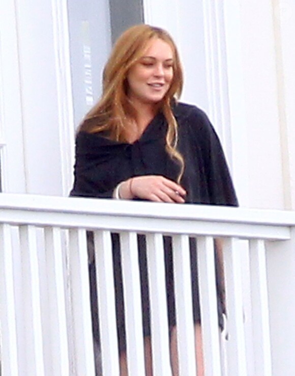 Semi-exclusif - Lindsay Lohan, le 14 juin 2013, au balcon du centre de désintoxication Cliffside de Malibu. L'actrice peut y fumer tranquillement et elle s'est même fait des amis. Elle était auparavant à la clinique Betty Ford Center.