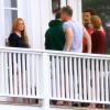 Semi-exclusif - Lindsay Lohan, le 14 juin 2013, au balcon du centre de désintoxication Cliffside de Malibu. Elle discute avec des participants.