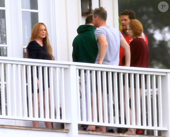 Semi-exclusif - Lindsay Lohan, le 14 juin 2013, au balcon du centre de désintoxication Cliffside de Malibu. Elle discute avec des participants.