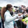 Serena Williams à Wimbledon le 24 juin 2013 avec ses fans avant le début du tournoi, à Londres au All England Lawn Tennis and Croquet Club