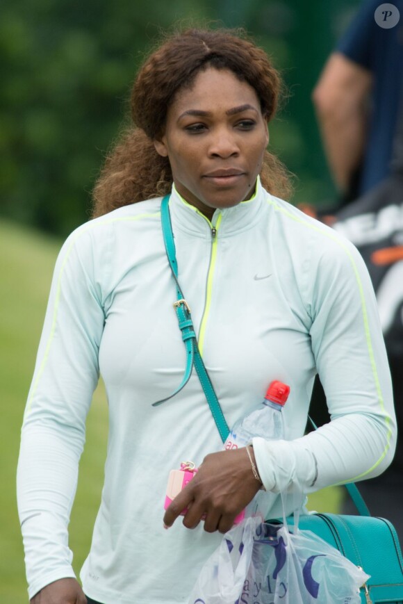 Serena Williams à Wimbledon le 24 juin 2013 avec ses fans avant le début du tournoi, à Londres au All England Lawn Tennis and Croquet Club