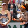 Serena Williams et Maria Sharapova après la victoire de la première en finale de Roland-Garros le 8 juin 2013 à Paris