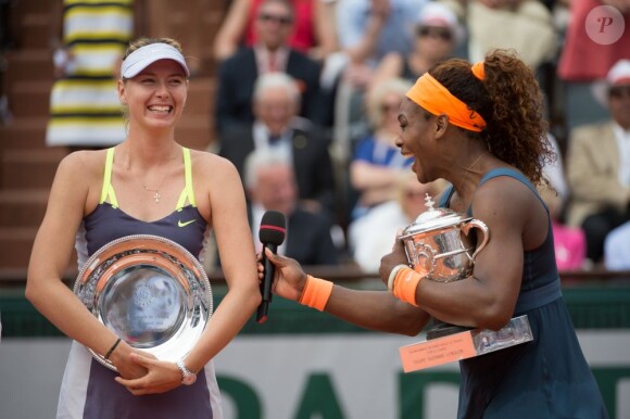 Serena Williams et Maria Sharapova après la victoire de la première en finale de Roland-Garros le 8 juin 2013 à Paris