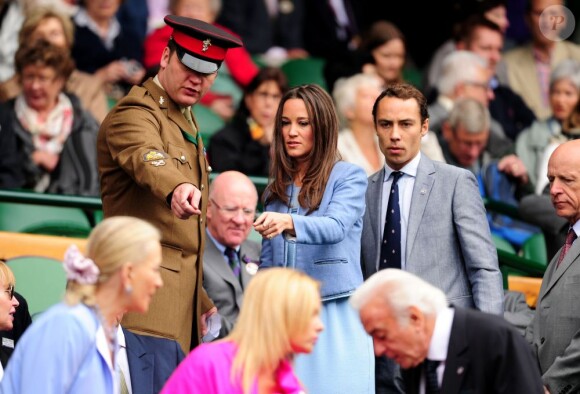 Pippa Middleton et son frère James assistent depuis la loge royale à la première journée de Wimbledon  au All England Lawn Tennis and Croquet Club de Londres le 24 juin 2013
