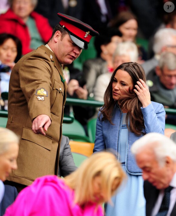 Pippa Middleton prend place dans la loge royale à la première journée de Wimbledon au All England Lawn Tennis and Croquet Club de Londres le 24 juin 2013