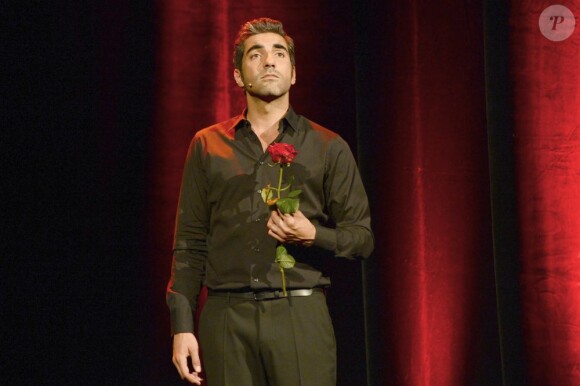 Exclusif - Spectacle d'Ary Abittan lors de la soirée de Gala pour l'association "Un Coeur Pour la Paix " au Théâtre Edouard VII à Paris le 24 juin 2013.