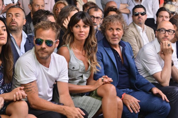 Isabela Rangel de Almeida, son compagnon Stephen Dorff, Arianna Alessi et Renzo Rosso assistent au défilé Diesel Black Gold à Milan. Le 24 juin 2013.