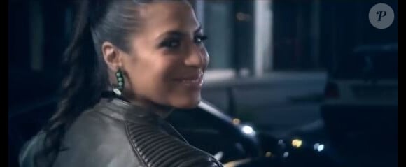 Zaho dans le clip de sa chanson Tout est pareil, troisième extrait de l'opus Contagieuse, sorti le 30 novembre 2012.
