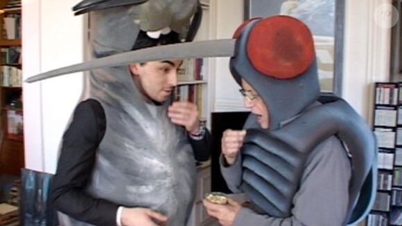 Thierry Roland se déguise en insecte sur le tournage d'Intervilles, trois semaines avant sa mort en juin 2012.