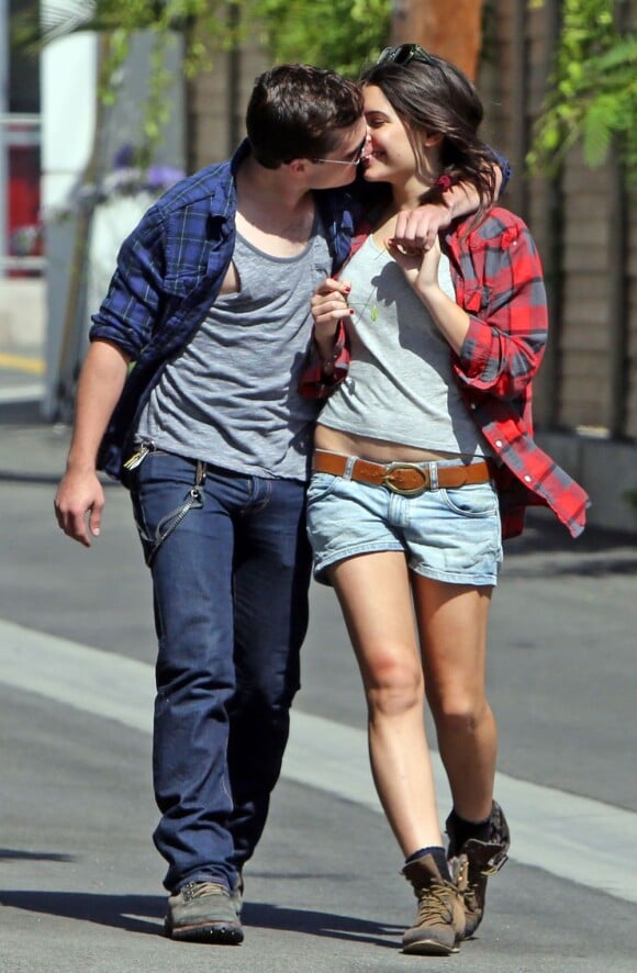 Exclusif - Josh Hutcherson se promène avec sa nouvelle petite amie Claudia Traisac à Los Angeles, le 22 juin 2013