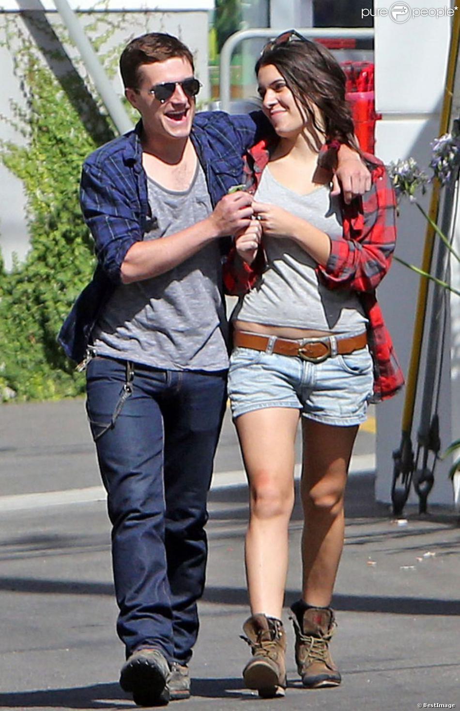 Exclusif - Josh Hutcherson se promène avec sa nouvelle petite amie Claudia Traisac, rencontrée sur le tournage de Paradise Lost, à Los Angeles, le 22 juin 2013