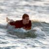 Exclusif - Josh Hutcherson fait du surf avec des amis à Hawaï le 27 février 2013