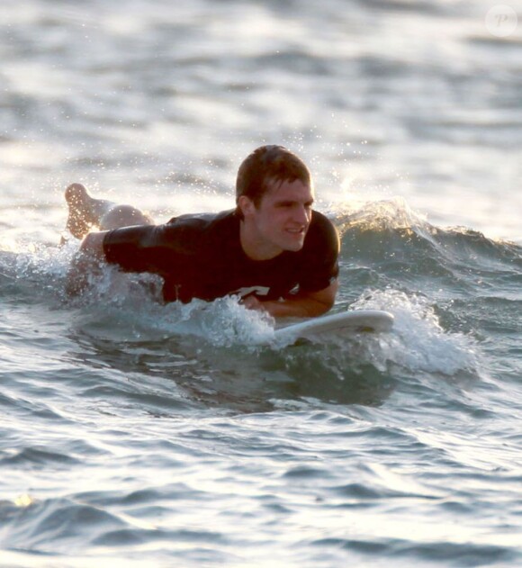 Exclusif - Josh Hutcherson fait du surf avec des amis à Hawaï le 27 février 2013