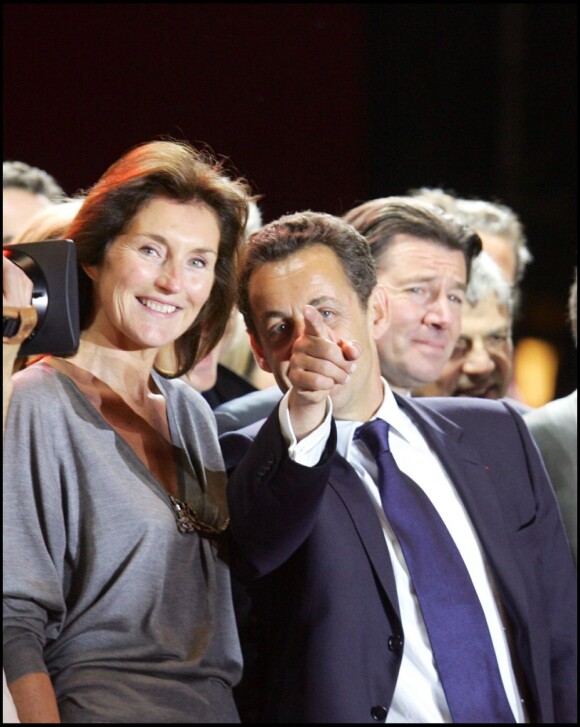 Cécilia Attias au côté de Nicolas Sarkozy le soir de sa vcitoire, place de la Concorde à Paris, le 6 mai 2007.