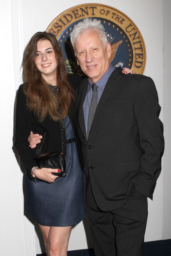 James Woods, 66 ans, avec sa jeune compagne Kristen Baugness, 20 ans, lors de l'avant-première du film White House Down à New York le 25 juin 2013