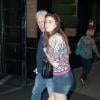 Exclusif - James Wood croise des fans en se rendant à son hôtel avec sa jeune compagne Kristen Baugness à New York le 24 juin 2013