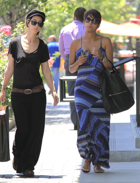Halle Berry fait du shopping avec une amie à Culver City, le 28 juin 2013.